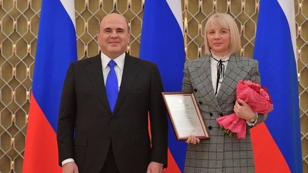 Михаил Мишустин на вручении премии Правительства в области науки и техники. C доцентом кафедры Военно–медицинской академии имени С.М.Кирова Минобороны Марией Волох