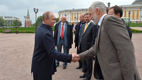 Владимир Путин осмотрел новый парк в Кремле и узнал о проведенных на этом месте раскопках
