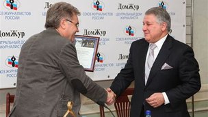 Михаилу Ковальчуку в ЦДЖ вручили премию за телепроект «Истории из Будущего»