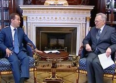 Дмитрий Медведев наградил главу РАН Юрия Осипова орденом Александра Невского 